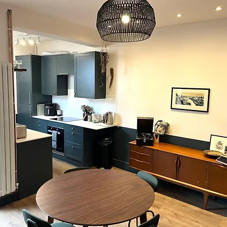 Elegant And Eclectic Near Ashton Gate 布里斯托